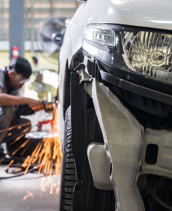 鈑金修理中の自動車